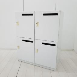 【日焼けあり】ウチダ製　ホワイト　W900xD450xH1110サイズ　投函口有り　ベース付　シリンダー錠　フリーアドレスオフィスに最適！　個人の荷物が収納可能な4人用ロッカー！　4人用パーソナルロッカー！！