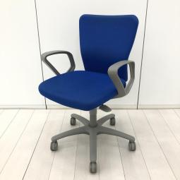 【オフィスの王道チェア！分厚いクッションとシンプルで使いやすい操作性！】■オカムラ(okamura)製　カロッツァ(Carrozza)チェア　肘付　ローバック　■サークル肘　■ブルー×グレーシェル　　【弊社使用欄：A01092806】