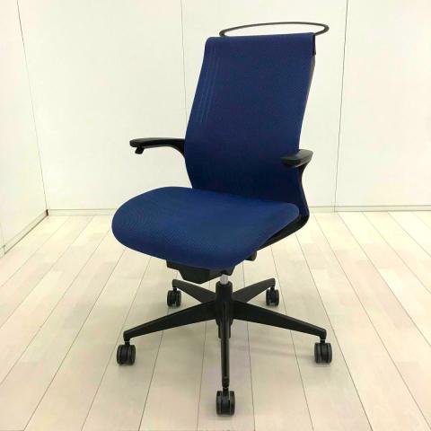 【手元のレバーで上下昇降が可能！スタイリッシュなコクヨ製の定番シリーズ！】■コクヨ（KOKUYO）製　エムフォー（M4）　肘付き　ハイバック　■インディゴブルー　■固定肘【594573】オフィスバスターズ　水戸サテライト　大子町　北茨城市　高萩市　日立市　常陸太田市　常陸大宮市　那珂市　東海村　ひたちなか市　城里町 水戸市　笠間市　茨城町　大洗町　小美玉市