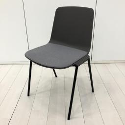 【ヨーロッパ生まれのシンプルデザイン！】■オカムラ（Okamura）製　プック（Puc）チェア　ミーティングチェア　スタッキングチェア　カフェ　ラウンジ　■座パッド：グレー　シェル：グレー【CU】【関東倉庫在庫品】【弊社使用欄：A01090856】