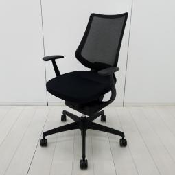 コクヨ製　イング　ブラック　ブラックフレーム　肘付き　ハイバック　背面メッシュタイプ　固定肘　イスとひとつになれる新感覚！　360°揺れて体を自由に動かせる「グライディング・メカ」搭載！　肘付きハイバックチェア！！