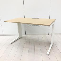 【スタイリッシュなデザインと機能性を兼ね備えたシンプルデスク！】■オカムラ(okamura)製　プロユニットシリーズ　平机　引き出し無し　Ｌ字脚　W1200×D700㎜　■天板:木目ナチュラル / L字脚:ホワイト