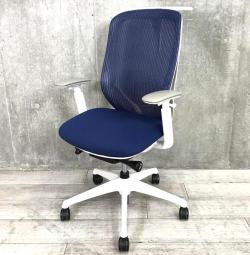 【オカムラ製品で最も人気を集める高機能メッシュチェア！】■オカムラ(okamura)製　シルフィ(Sylphy)チェア　肘付ハイバック　背面メッシュ　■可動肘・ハンガー付き　■ブルー×ホワイトシェル　【弊社使用欄：A01076098】