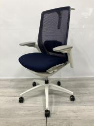 【在庫入替セール】【デザインと機能性を追求したオカムラの技術の結晶！自然な姿勢で作業・リラックス可能！】■オカムラ（okamura）製　フィノラ（Finora）　シリーズ　肘付ハイバックチェア　背面メッシュ　■可動肘・ハンガー・ランバーサポート付き　■ブルー※愛知※名古屋※豊田※三重