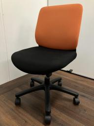 【関西倉庫在庫品】ITOKI（イトーキ）製　　トルテRチェア　ローバック　肘無し　　背面：オレンジ/座面ブラック　【弊社使用欄：A01092866】