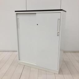 【スライド引き戸だから開閉スペースに困りません！人気の引き違い書庫！】■コクヨ(KOKUYO)製　エディア(EDIA)シリーズ　引き違い書庫　2枚引き戸　H1130㎜　■天板：ブラウン　■シリンダー錠　■ホワイト【弊社使用欄：A01092820】