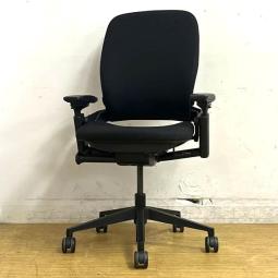 スチールケース/Steelcase　リープV2/Leap V2　肘付きチェア　ブラック×ブラックフレームの人気カラー　可動肘　ランバーサポート付き