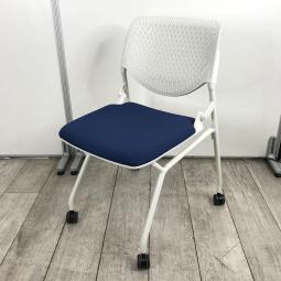 【シンプルなデザインで使いやすい！重ねて収納可能なスタッキングチェア！会議室、共有スペースなどに！】■オカムラ（okamura）製　ルナチェア　ネスティングチェア　ミーティングチェア　■背面樹脂　■キャスター付　■背面ホワイト×座面ブルー