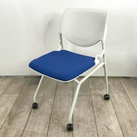 【シンプルなデザインで使いやすい!重ねて収納可能なスタッキングチェア!会議室、共有スペースなどに!】■オカムラ(okamura)製 ルナチェア ネスティングチェア ミーティングチェア ■背面樹脂 ■キャスター付 ■背面ホワイト×座面ブルー/611687 オフィスバスターズ 水戸サテライト 大子町 北茨城市 高萩市 日立市 常陸太田市 常陸大宮市 那珂市 東海村 ひたちなか市 城里町 水戸市 笠間市 茨城町 大洗町 小美玉市