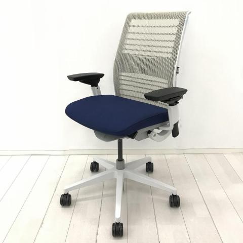 【あなたの座るを考える!ワイヤー構造が体を支える、有名海外メーカー製の定番チェア!】■スチールケース(Steelcase)製 シンク(think)チェア 肘付ハイバック メッシュバックタイプ(3Dニット) ■可動肘 ■ランバーサポート付き ■背面:ライトグレー・座面:ブルー/596124 オフィスバスターズ 水戸サテライト 大子町 北茨城市 高萩市 日立市 常陸太田市 常陸大宮市 那珂市 東海村 ひたちなか市 城里町 水戸市 笠間市 茨城町 大洗町 小美玉市