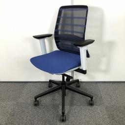 【ストライプメッシュがおしゃれなオフィスチェア入荷！オフィスの会議室や応接室にもおすすめ！】■コプラス(KOPLUS)製　トニック(Tonique)チェア　肘付ハイバック　背面メッシュ　■可動肘・ランバーサポート付き　■ブルー×ホワイトシェル/599435 オフィスバスターズ　水戸サテライト　大子町　北茨城市　高萩市　日立市　常陸太田市　常陸大宮市　那珂市　東海村　ひたちなか市　城里町 水戸市　笠間市　茨城町　大洗町　小美玉市