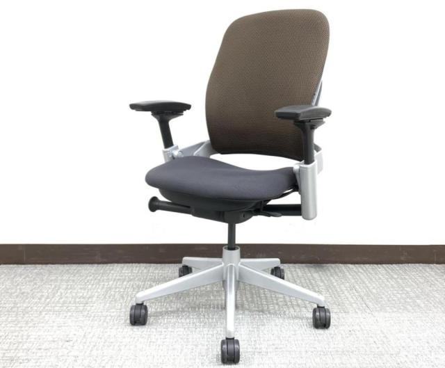 人気/オススメ/レア スチールケース(Steelcase)製 リープV2チェア 肘付ハイバック クッションタイプ ■可動肘(ラバー肘) ■ブラック