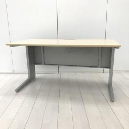 【スタイリッシュなデザインと機能性を兼ね備えたシンプルデスク！】■オカムラ(okamura)製　プロユニット(Pro Unit)シリーズ　平机　引き出し無　W1400×D740㎜　■幕板付き　■天板：木目調ナチュラル　L字脚：シルバー