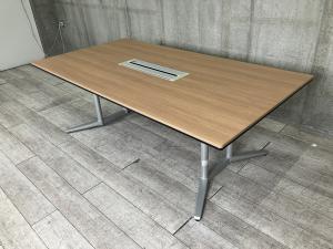 【幅2100㎜の広々テーブル！ワンランク上のカンファレンス空間を演出！】■オカムラ(okamura)製　ラティオⅡ(RATIOⅡ)シリーズ　ミーティングテーブル　会議用　W2100×D1100㎜　■天板：木目ダーク/シルバー脚　※Ⅰ枚天板のため搬入経路にご注意くださいませ。 【SYS】【関東倉庫在庫品】【弊社使用欄：A01082484】