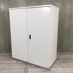 【スタンダードなデザインで使いやすい！】■プラス製　両開き書庫　ホワイト天板付　■A4サイズのファイル書類が3段収納できます！