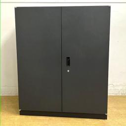 【書類を整理！】■イトーキ（ITOKI）製　シンライン（THIN LINE）シリーズ　両開き書庫　ローキャビネット　H1100㎜　　ベース付き　■シリンダー錠　■ブラック