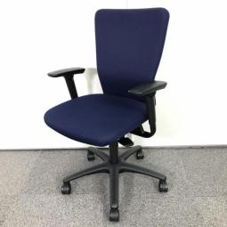 【在庫入れ替え】【オフィスの王道チェア！分厚いクッションとシンプルで使いやすい操作性！】■オカムラ（okamura）製　カロッツァ（Carrozza）チェア　肘付き　ハイバック　■可動肘　■ネイビーブルー×ブラック