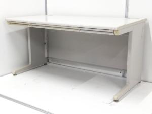 【ワークスペース充実！スタンダードなデザインで使いやすい！人気の横幅1400㎜！】■オカムラ(okamura)製　SDシリーズ　平デスク　W1400mm　■配線口/引き出し付　■ライトグレー
