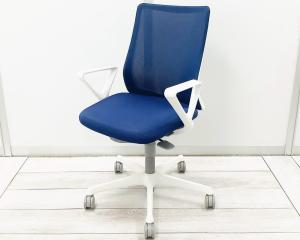 【在庫入れ替え】【腰まわりをしっかりホールド！長時間作業も快適フィット！】■オカムラ(okamura)製　フルーエントチェア(Fluent)　肘付　ローバック　背面メッシュ　■固定肘　■ミディアムブルー×ホワイトシェル