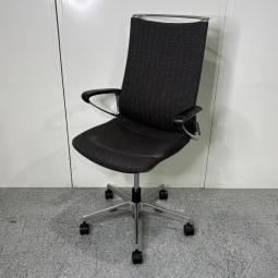 【グッドデザイン賞受賞！優しく包み込む座り心地！機能とデザイン性が融合した大人気チェアが入荷！】■オカムラ(okamura)製　モード(mode)チェア　肘付きハイバック　クロスバックタイプ　■固定肘(サークル肘)　■ブラック