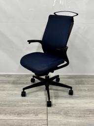 【手元のレバーで上下昇降が可能！スタイリッシュなコクヨ製の定番シリーズ！】【ロット入荷】■コクヨ（KOKUYO）製　エムフォー（M4）チェア　肘付　ハイバック　背面メッシュ　■固定肘　■ソフトブルー※愛知※名古屋※豊田※三重