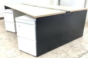 【コミュニケーション活性化や業務効率化、採用率UPにも繋がる！　フリーアドレスデスク＋フリアド用ワゴン×4台セット！】■オカムラ製　フリーウェイ　フリーアドレスデスク　■ナチュラル×ブラック　■W2400　※ワゴンは在庫状況によってシリーズが変動致します。≪リクルーティング・採用強化≫≪モチベーションUP・やる気向上≫≪ウェルビーイング≫