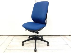 【在庫入れ替え】【背のカーブを変えられる！新感覚のオフィスシーティング！】■オカムラ　シルフィーチェア　ミディアムブルー　■包み込まれるような快適な座り心地！【Okamrua　Sylphy】