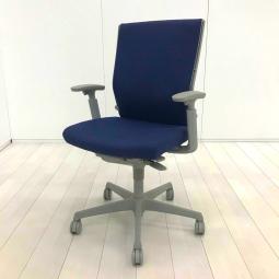 【長時間のデスクワークもランバーが快適にサポート！オカムラ製の人気チェアが入荷！】■オカムラ(okamura)製　エスクード(ESCUDO)チェア　肘付ハイバック　クッションタイプ　■可動肘　■ダークブルー×グレーシェル /612013 オフィスバスターズ　水戸サテライト　大子町　北茨城市　高萩市　日立市　常陸太田市　常陸大宮市　那珂市　東海村　ひたちなか市　城里町 水戸市　笠間市　茨城町　大洗町　小美玉市