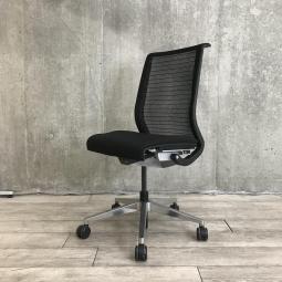 【あなたの座るを考える！ワイヤー構造が体を支える、有名海外メーカー製の定番チェア！】■スチールケース(Steelcase)製　シンク(think)チェア　肘無ハイバック　メッシュバックタイプ　■色：ブラック