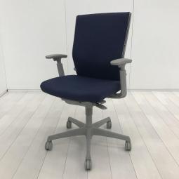 【長時間のデスクワークもランバーが快適にサポート！オカムラ製の人気チェアが入荷！】■オカムラ(okamura)製　エスクード(ESCUDO)チェア　肘付ハイバック　クッションタイプ　■可動肘　■ダークブルー×グレーシェル
