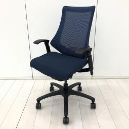 【姿勢の変化にフレキシブルに対応する高機能メッシュチェア！】■イトーキ(ITOKI)製　エフ(F)チェア　肘付　ハイバック　■背面メッシュ　■可動肘　■ネイビーブルー×ブラックシェル　※肘スレ混在