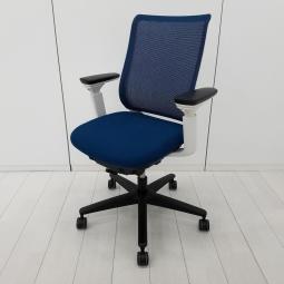 【在庫入替セール品！（本在庫限定価格）】【シンプルなデザインと快適な座り心地！通気性の良いメッシュ仕様！テレワークにも最適！】■コクヨ(KOKUYO)製　 ミトラ(Mitra)チェア　肘付　ローバック　背面メッシュ　■可動肘　■プルシアンブルー×ホワイトシェル×ブラック脚　【弊社使用欄：A01078202】