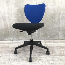 【シンプルで快適な座り心地！オフィス・在宅ワークにおすすめのスタンダードチェア！】■ウチダ(UCHIDA)製　エポ(EPO)チェア　肘無　ローバック　クッションタイプ　■背面：ブルー / 座面：ブラック