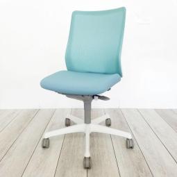 人気の定番オフィスチェアが入荷！長時間作業も快適フィット！腰まわりのホールド感が心地よい！
■オカムラ/フルーエントチェア(Fluent)/セージブルー×ホワイトシェル