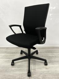 オカムラ製　認知度高いチェアの1つです！！　オフィス用チェア　肘つきOAチェア　エスクード　ブラック　サークル肘
※愛知※名古屋※豊田※三重