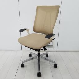 【在庫入替セール品！（本在庫限定価格）】【座るとわかる快適さ！骨盤にしっかりフィット！チェア自らが動き座る人の体を支える！ 】■イトーキ製(ITOKI)製　セレーオ(celeeo)チェア　ハイバック　背面メッシュ　■可動肘・ハンガー付き　■サンドイエロー × ホワイトシェル【弊社使用欄：A01073761】【HU】