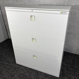【中古】オカムラ レクトライン 3段ラテラル ローキャビネット/ホワイト・シリンダー錠付きで書類やファイルを整理しやすいオフィス収納/福岡で中古オフィス家具をお探しならオフィスバスターズ福岡博多店へお気軽にお問い合わせください！