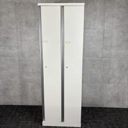 【中古】オカムラ 4572SZ-Z975 2人用更衣ロッカー/ホワイト・シリンダー錠付きで衣類や私物をすっきり収納できる使いやすいオフィスロッカー/福岡で中古オフィス家具をお探しならオフィスバスターズ福岡博多店へお気軽にお問い合わせください！