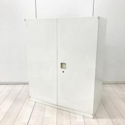 【オフィスの書類をスッキリ整理！取っ手がどの方向からでも開くマルチハンドルが人気の書庫シリーズ！】■オカムラ(okamura)製　レクトライン(Rectline)シリーズ　両開き書庫　ローキャビネット　■シリンダー錠　■ホワイト　【弊社使用欄：A01085499】