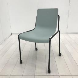 【22年製】【カジュアルデザインで、堅すぎないオフィス空間へ！】■コクヨ（KOKUYO）製　デイズオフィス（Days Office）シリーズ　スタッキングチェア　肘無し　ミーティングチェア　■キャスター付き　■ライトブルー　ブラック【IB】