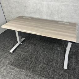 【中古】オカムラ スイフト 昇降テーブル/ナチュラルブラウンの木目調天板でオフィスの多様な働き方に対応する電動昇降テーブル/福岡で中古オフィス家具をお探しならオフィスバスターズ福岡博多店へお気軽にお問い合わせください！