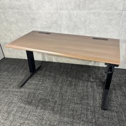 【中古】オカムラ スイフト 昇降テーブル/ブラウンのスタンディングワークにも対応する機能性の高い昇降テーブル/福岡で中古オフィス家具をお探しならオフィスバスターズ福岡博多店へお気軽にお問い合わせください！