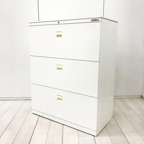 【大きく開いて収納物が見やすく、収納力も抜群!どの空間でも使いやすいホワイトカラー!】■オカムラ(okamura)製 3S書庫シリーズ 3段ラテラル ローキャビネット W900×D450mm ■天板付き ■シリンダー錠 ■ホワイト ※取手日焼けあり/598393 オフィスバスターズ 水戸サテライト 大子町 北茨城市 高萩市 日立市 常陸太田市 常陸大宮市 那珂市 東海村 ひたちなか市 城里町 水戸市 笠間市 茨城町 大洗町 小美玉市