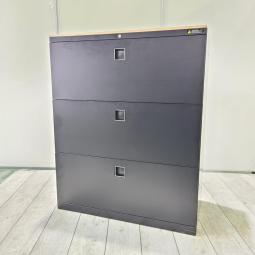 【1台限定！】【カギ作成可能！】【オフィスの書類をスッキリ整理！　天板付きでカウンターとしてもお使いいただけます！】■オカムラ(okamura)製　レクトライン(Rectline)シリーズ　3段ラテラル　ローキャビネット　■W900×Ｄ450×Ｈ1100mm　■木目天板付き　■シリンダー錠　■ブラック×木目≪リクルーティング・採用強化≫≪モチベーションUP・やる気向上≫≪ウェルビーイング≫