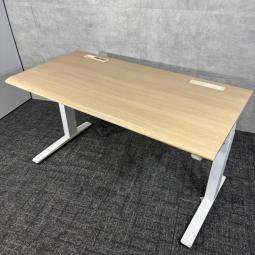 【中古】オカムラ スイフト 昇降テーブル/ナチュラルカラーで明るく開放的なオフィス空間を演出する機能性に優れた昇降テーブル/福岡で中古オフィス家具をお探しならオフィスバスターズ福岡博多店へお気軽にお問い合わせください！