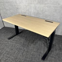 【中古】オカムラ スイフト 昇降テーブル/ナチュラルの明るく温かみのある天板と昇降機能を備えた多用途なワークテーブル/福岡で中古オフィス家具をお探しならオフィスバスターズ福岡博多店へお気軽にお問い合わせください！