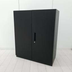 【オフィシャルな空間にもフィットするブラックカラー！】■プラス　エルロクシリーズ　両開き書庫　ブラック　■大きく開いて出し入れしやすい！【PLUS　L6】
