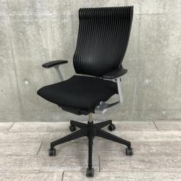 【独創的なフォルムでデザインと快適性の融合を実現!】■イトーキ(ITOKI)製 スピーナ(Spina)チェア 肘付ハイバック エラストマータイプ ■ブラック ■固定肘 ■シルバーフレーム