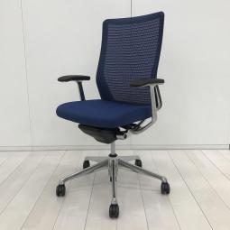 【どんな空間にも調和するデザインと最上級の操作性！人気のメッシュチェア！】■オカムラ(okamura)製　コーラル(Choral)チェア　肘付き　ハイバックチェア　背面メッシュ　■固定肘　■ミディアムブルー×ブラックシェル