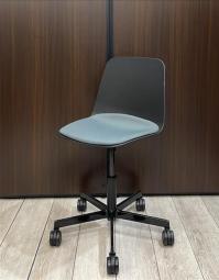 【スタイリッシュなデザイナーズ家具！　シャープなデザインがどんな場所にもフィットします！】■ヴィッカルベ（viccarbe）製　マールテン（MAARTEN）　ミーティングチェア　　■座面ブルーグレー×背面ブラック　■キャスター付　■昇降機能付き